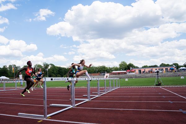 Mayleen Bartz (VfL Stade), Fortuna Ornella Nkengue (MTV Wittmund), Sandy Sakyi (SV Werder Bremen) ueber 100m Huerden am 03.07.2022 waehrend den NLV+BLV Leichtathletik-Landesmeisterschaften im Jahnstadion in Goettingen (Tag 1)